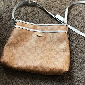 Coach Purse. Perfect for Spring/Summer